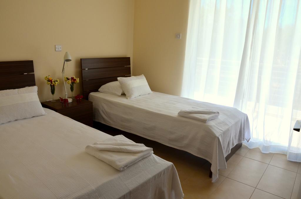 Domino Blue Apartment Paralimni Exterior photo
