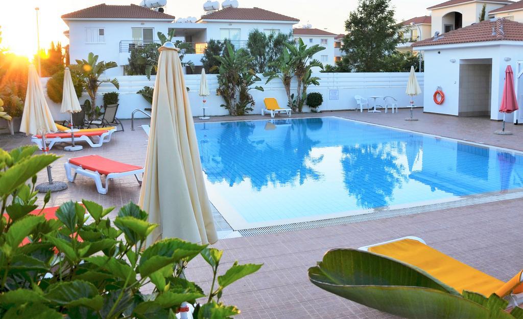 Domino Blue Apartment Paralimni Exterior photo